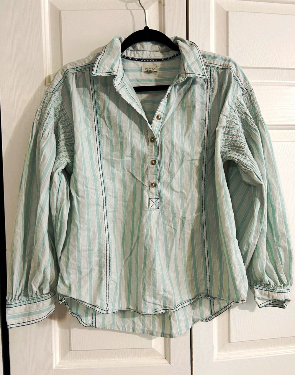 Pilcro Womenโs S White/Blue Striped Long Sleeve Collared Button-Up Shirt